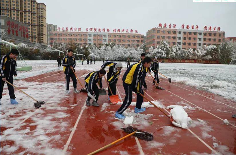 衡水二中校園遇見初雪師生賞雪掃雪