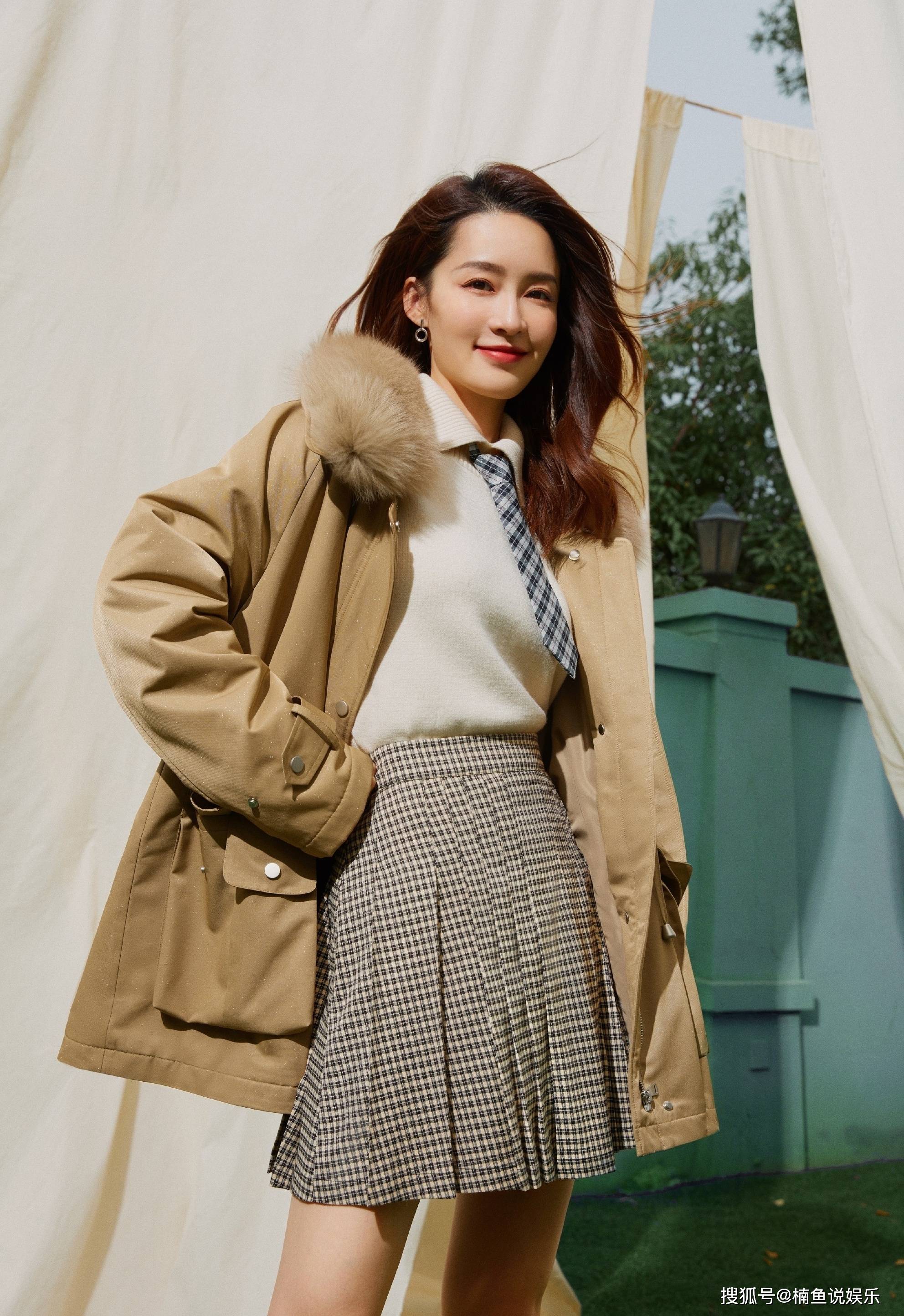 原创31岁李沁气质好美拍初冬写真尽显温柔长发飘飘笑容好甜