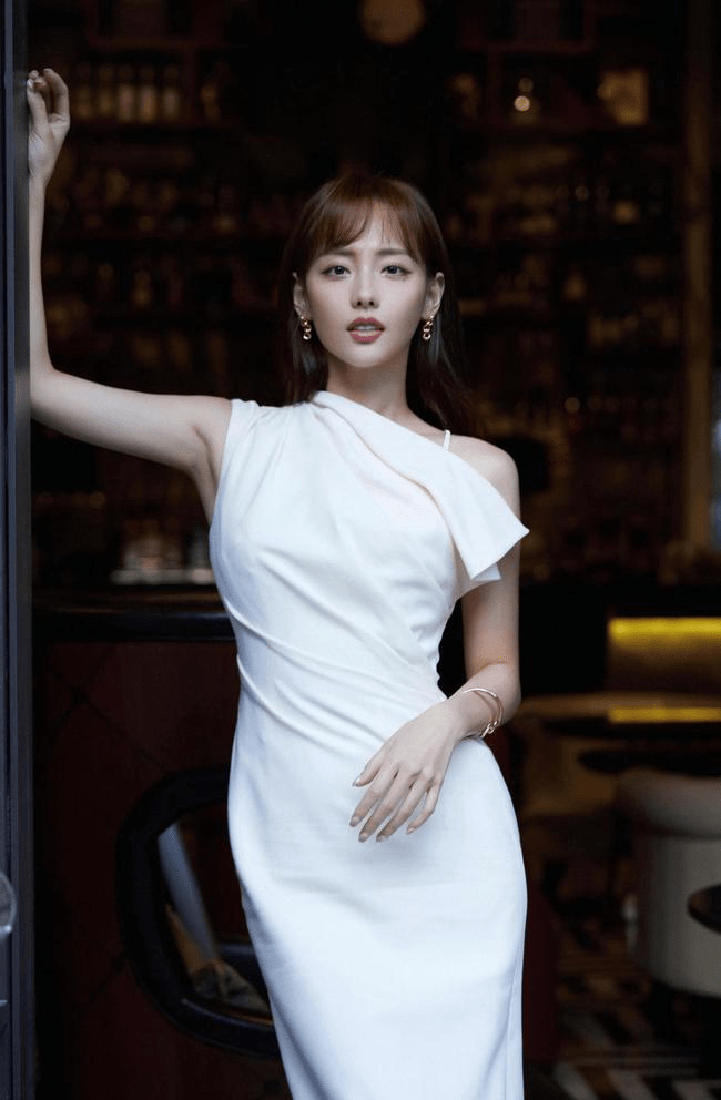 女孩子 锁骨和肩部美的女孩子一定不要错过一字肩！完美展示你的优点