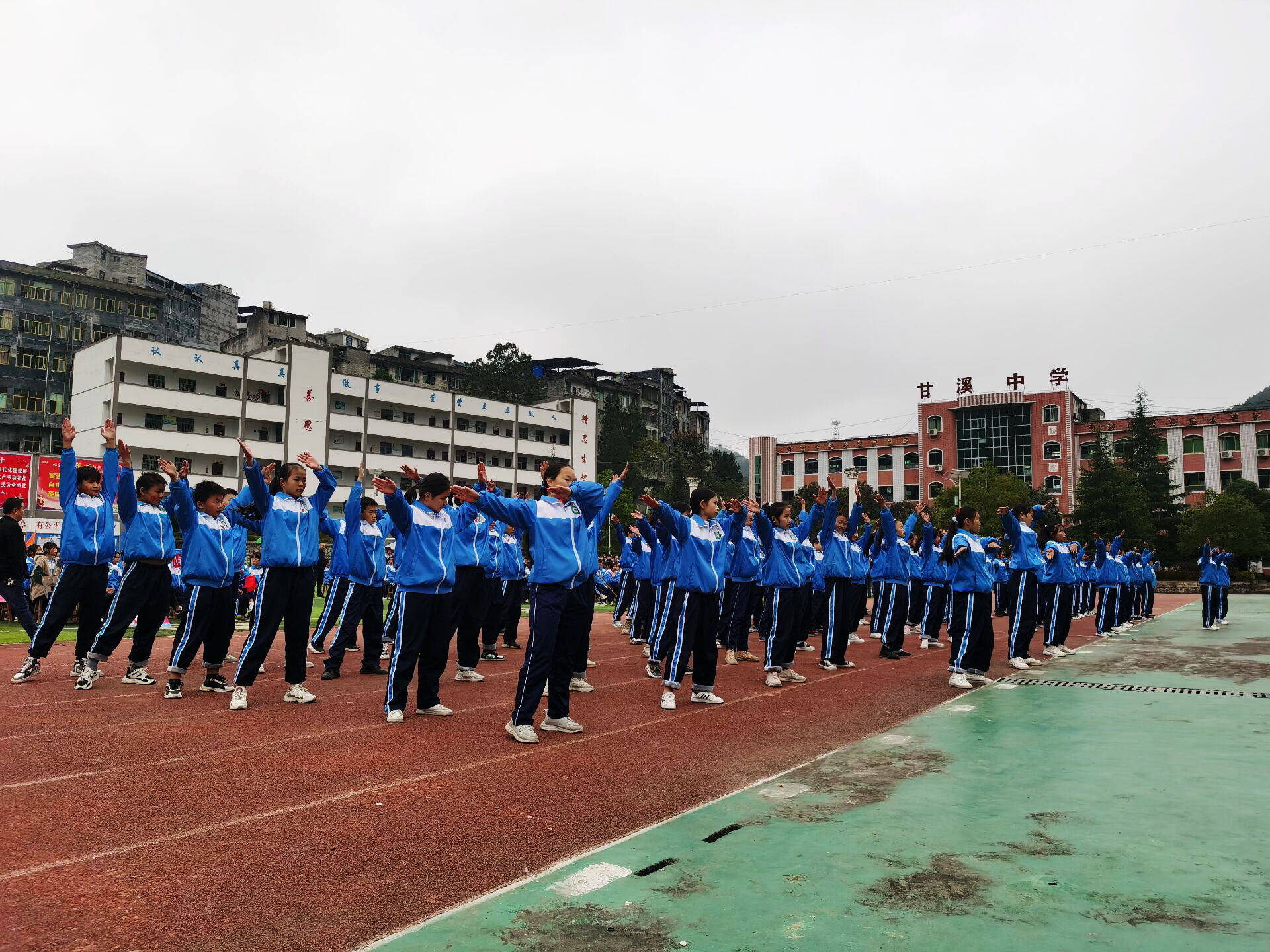 沿河甘溪中学举行第十三届运动会开幕式_激情