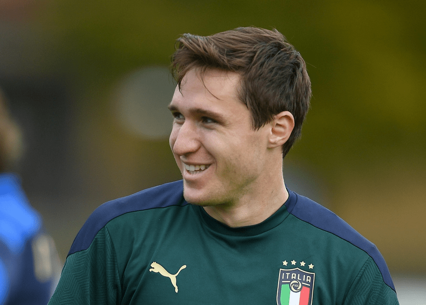 意大利队训练备战世预赛小基耶萨帅气微笑出镜