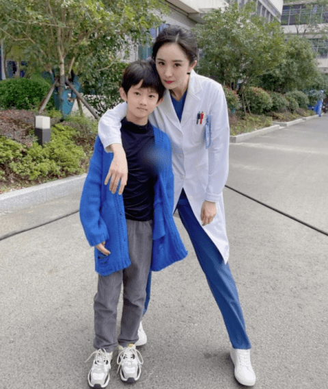 原创杨幂穿白大褂与孩子合影细长腿惹人羡慕