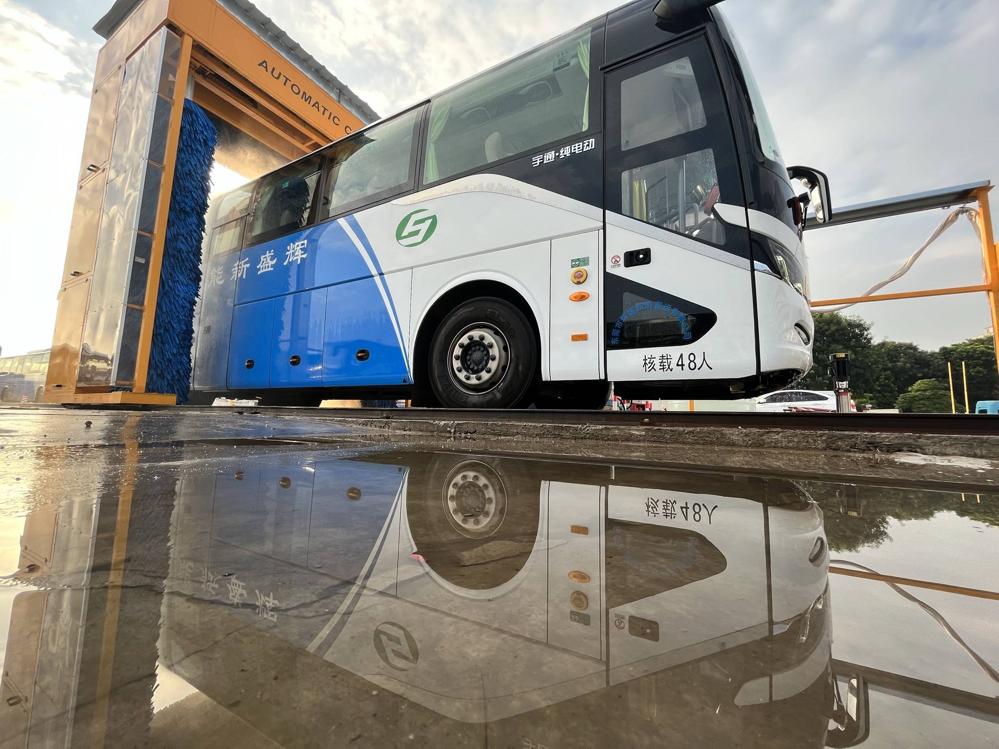 子光大巴自动洗车机,只需5分钟清洗一辆._客车