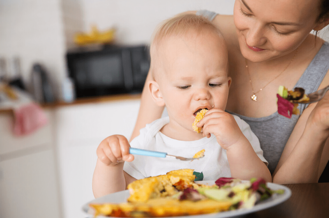 和宝宝分享美食是一种幸福，但这些不适合宝贝的食物，妈妈知道吗