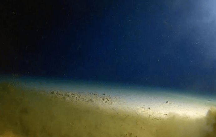 马里亚纳海沟最深处的下面是什么？离地心还有多远？