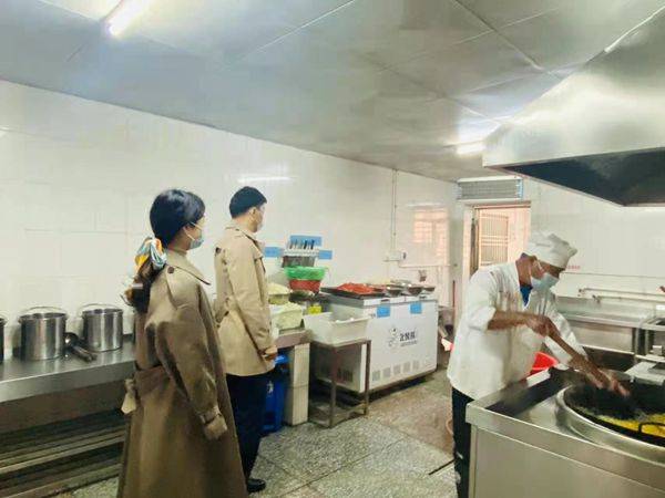 进行|慈利县零阳镇中心幼儿园：迎检查，促成长