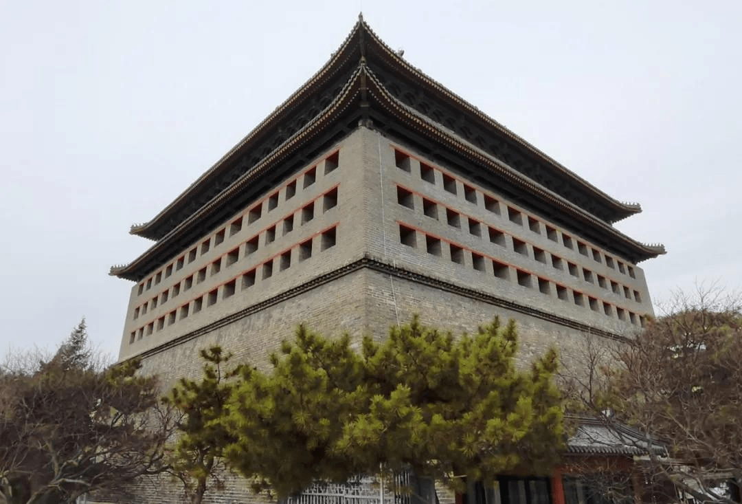 她用厚重的城牆,抵抗英法聯軍的炮火,抵抗著八國聯軍的槍