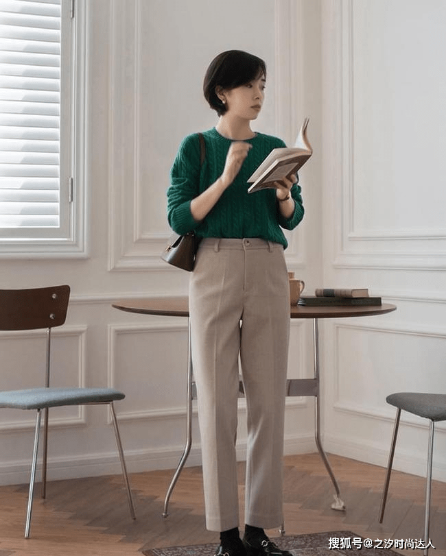 丽人 蓝色和白色的配色给人清新感，冬天我们也可以用这组配色