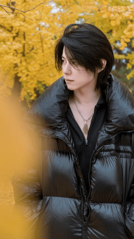 近日,陈柏融发布一组初冬写真,臃肿的羽绒服也挡不