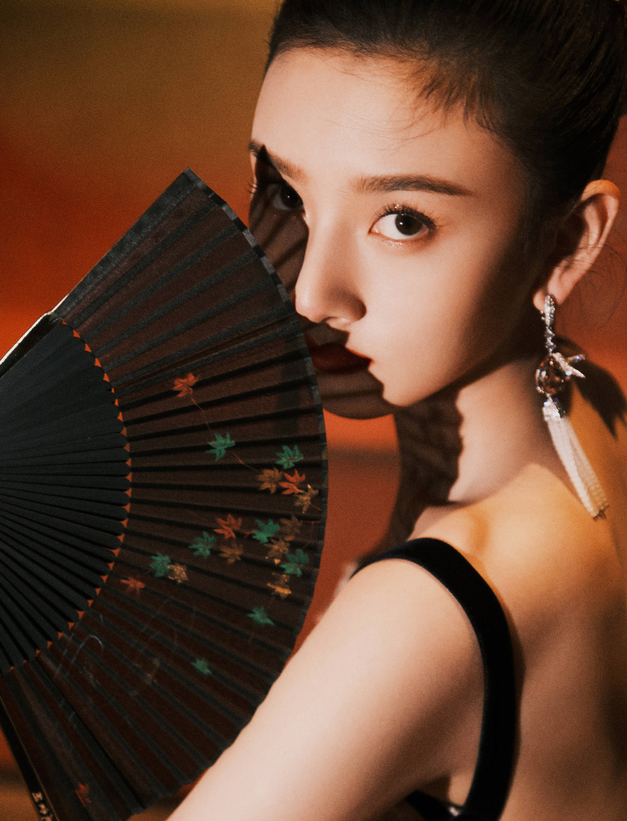 宋祖儿穿低领礼服秀精致锁骨束发造型变英气美人