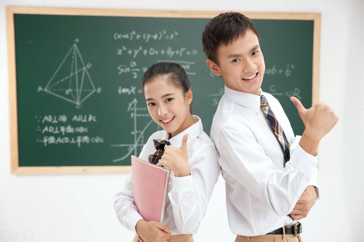 他们的毕业论文,从最初的选题,想法,数据收集到完成他们的论文初稿,它