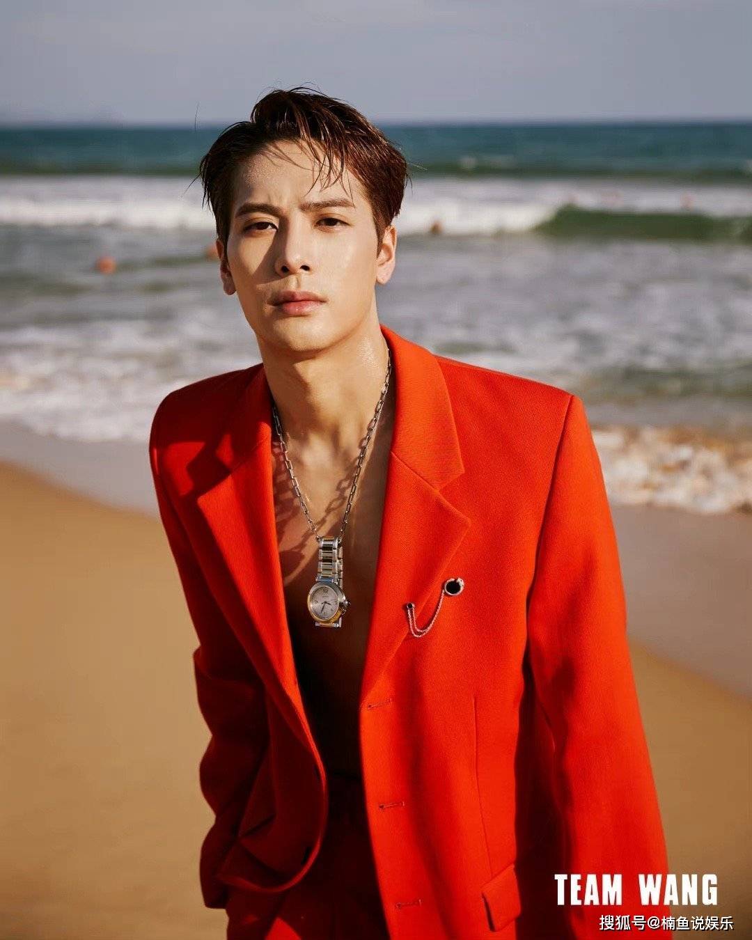 王嘉尔红色西装真空上阵泳池大片演绎肌肉线条人鱼王子登场