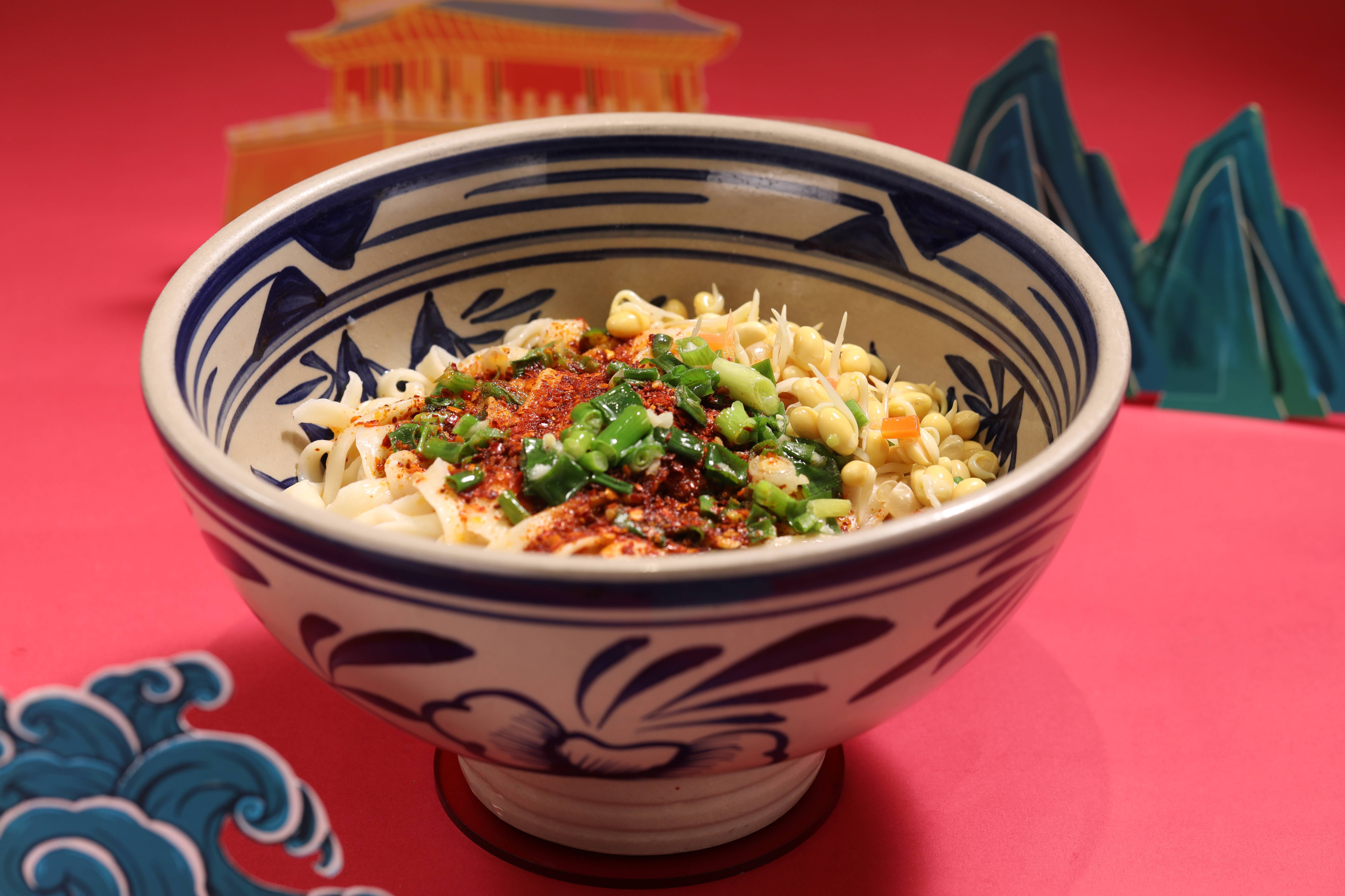 油泼面是陕西传统的特色面食之一,起源于明代,有鲜香味,酸辣味,香辣味