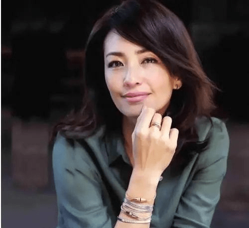 血色 冬季灰蒙蒙又阴冷,选择有色彩的连衣裙活泼