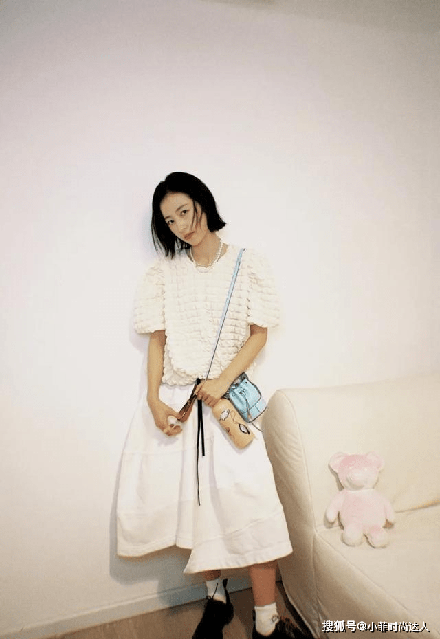 经验教程 今年不仅是流行复古穿搭，配饰上也在复古回潮，经典高级不挑人！