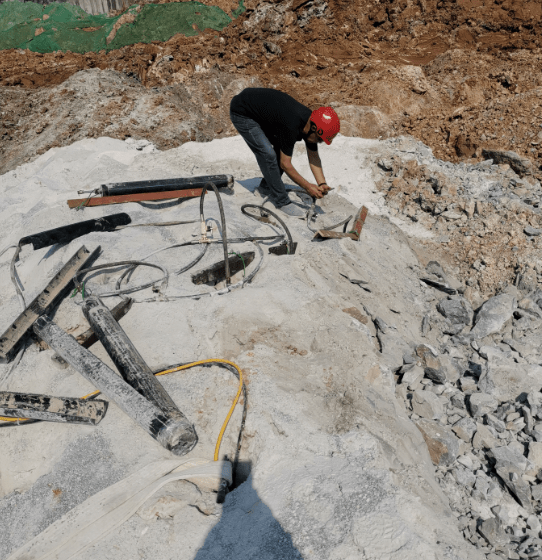 水胀裂破岩——非爆破开山新技术_开采