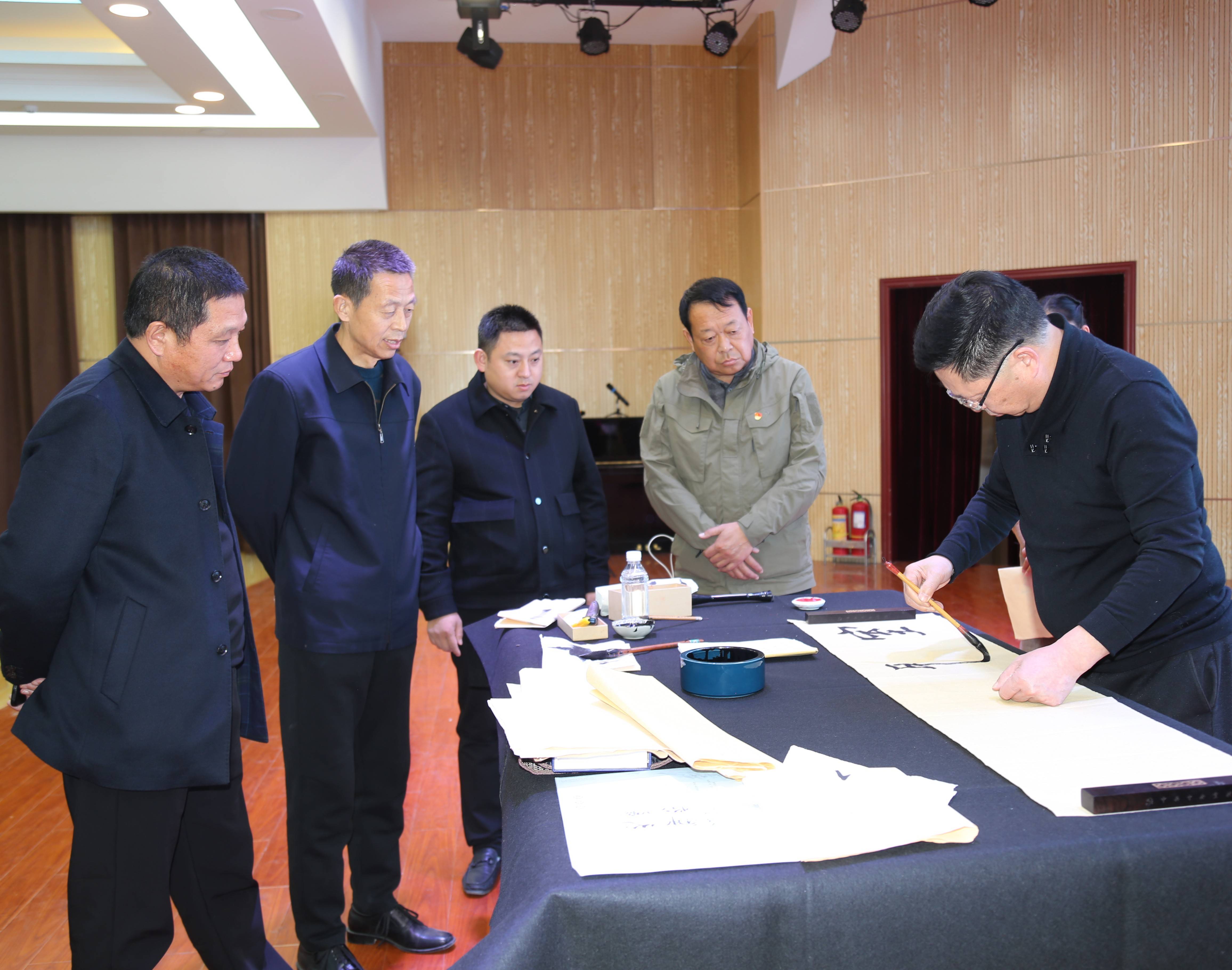 书法授课活动中,贾志刚先生一边认真讲课,一边用心执笔示范