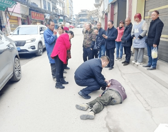 老人醉酒睡馬路上 民警救助送他回家_水江