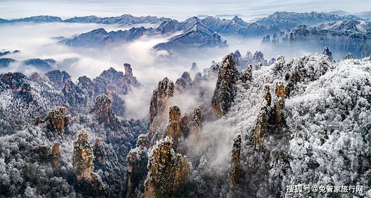 1/ 6 張家界天門山遠觀天門洞雪景 張家界天門山玉壺峰雪景 張家界