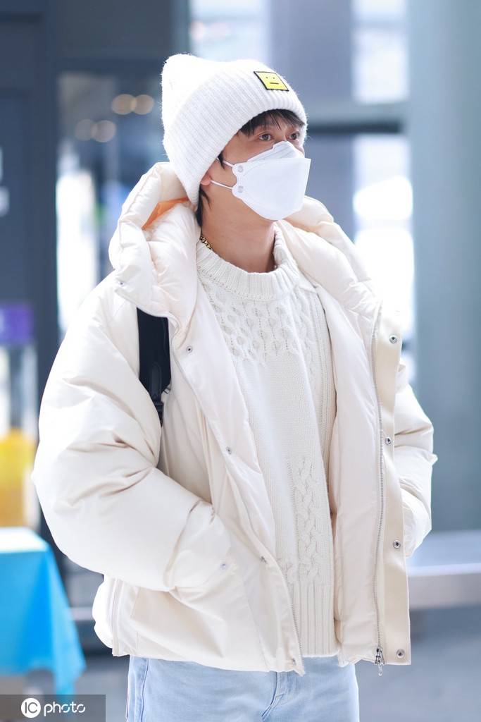 孟鹤堂白色穿搭干净清爽冬日里的盐系男孩