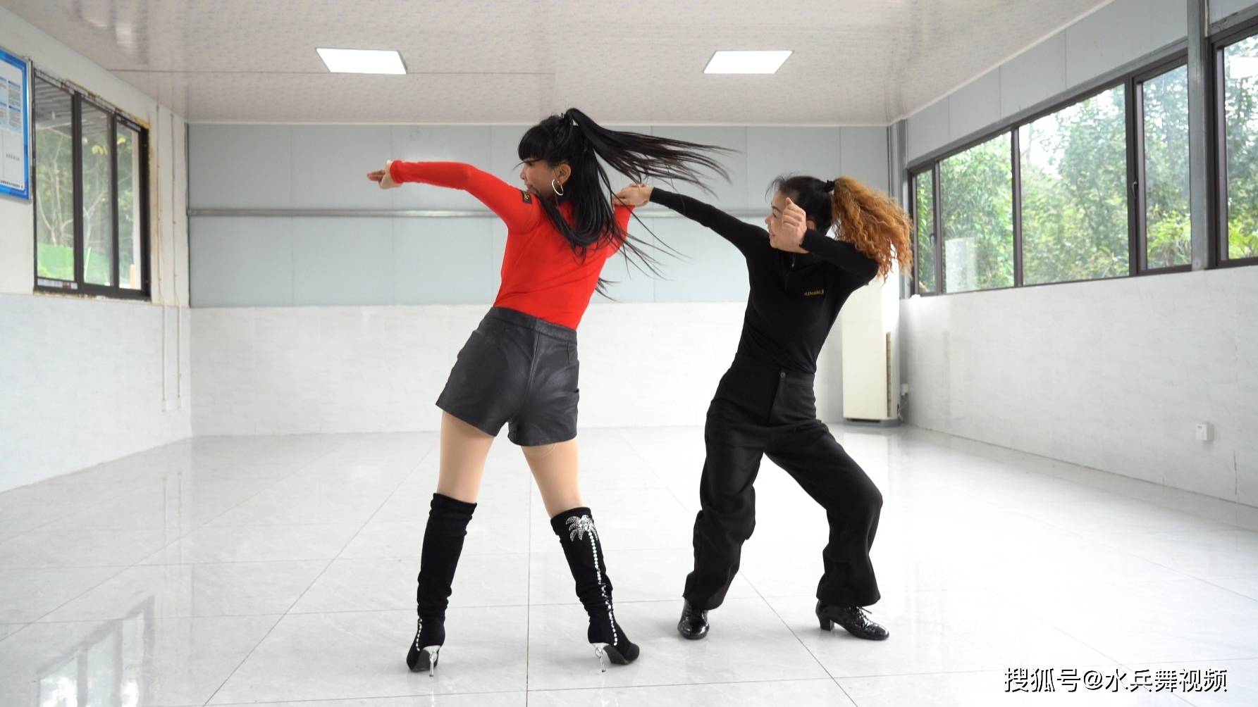 吉特巴《花开的时候你就来看我》动感欢快,好听更好看