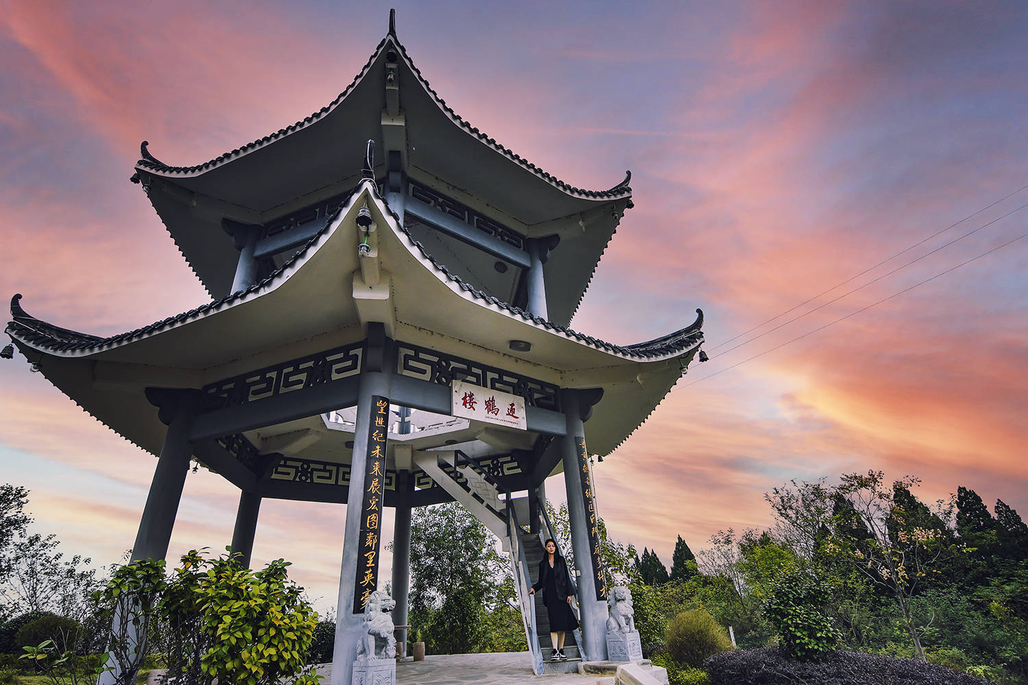 漫步马迹山,人约黄昏后,月上柳梢头,倚栏赏游鱼,水上品佳肴