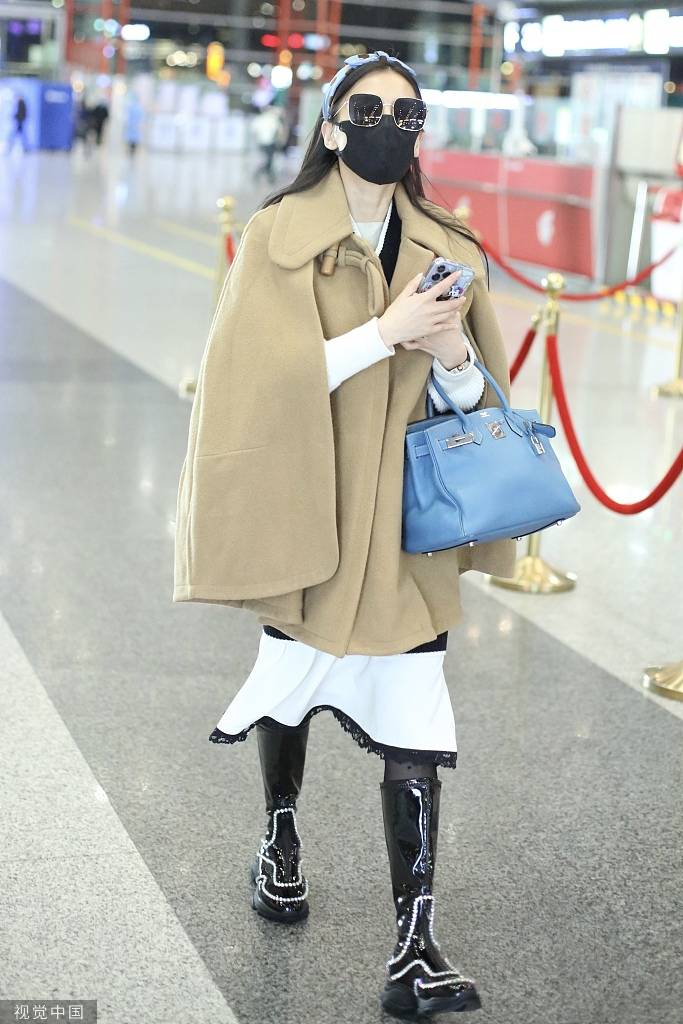 黄圣依穿咖色斗篷搭鱼尾裙 脚蹬漆皮长靴靓丽酷飒