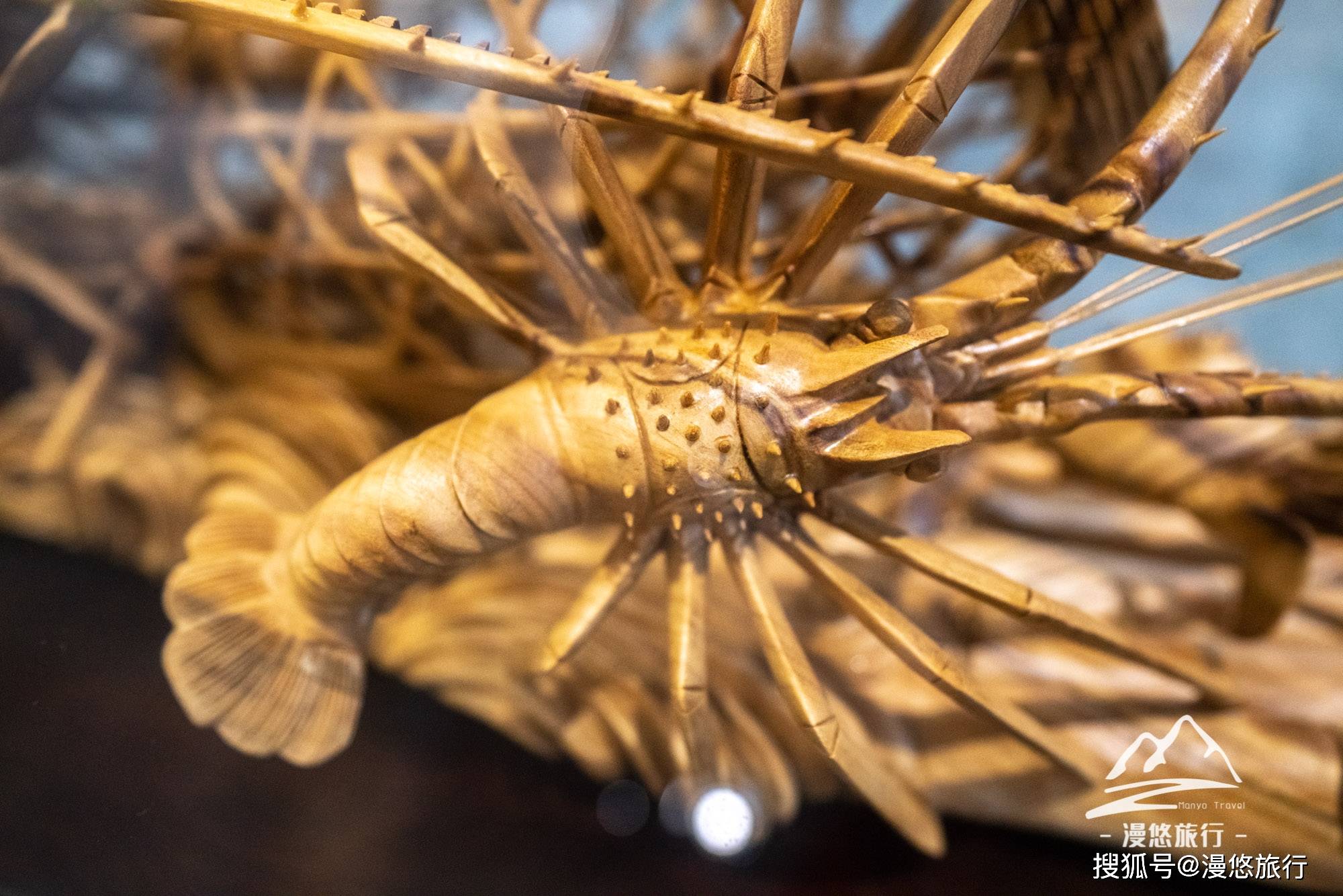 潮州木雕厉害了,一组售价10万元的"龙虾蟹笼"栩栩如生,游客爱不释手