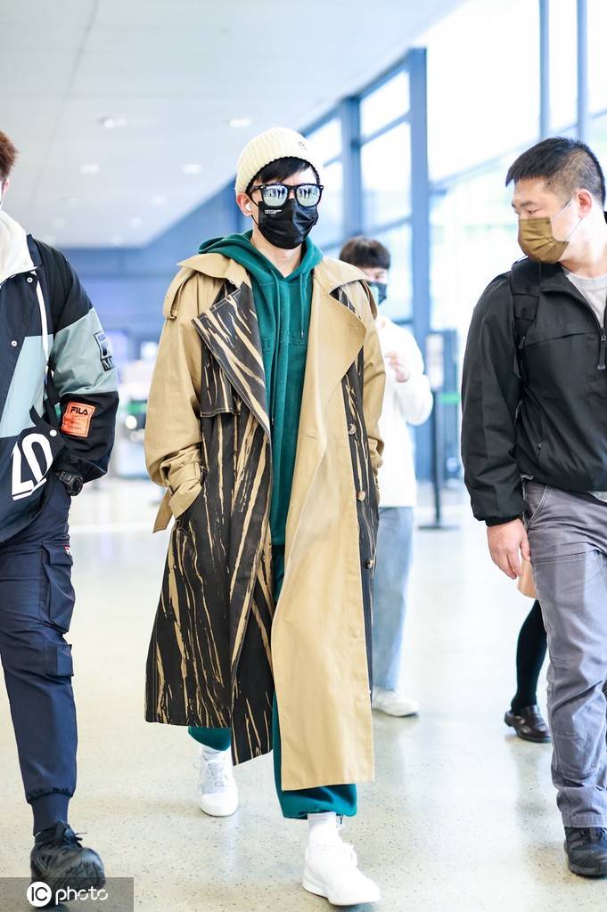 张杰穿卡其色风衣毛线帽风度翩翩 歌迷紧随人气佳