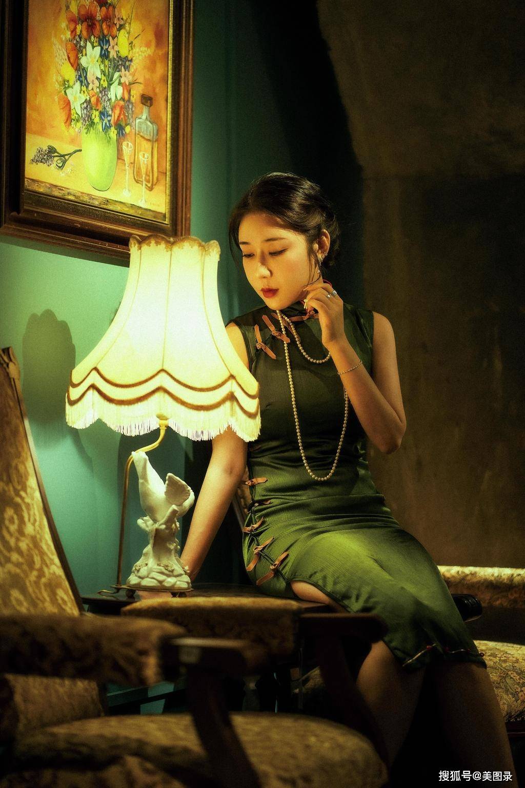 夜灯下的旗袍美女风韵犹存_旗袍_美女