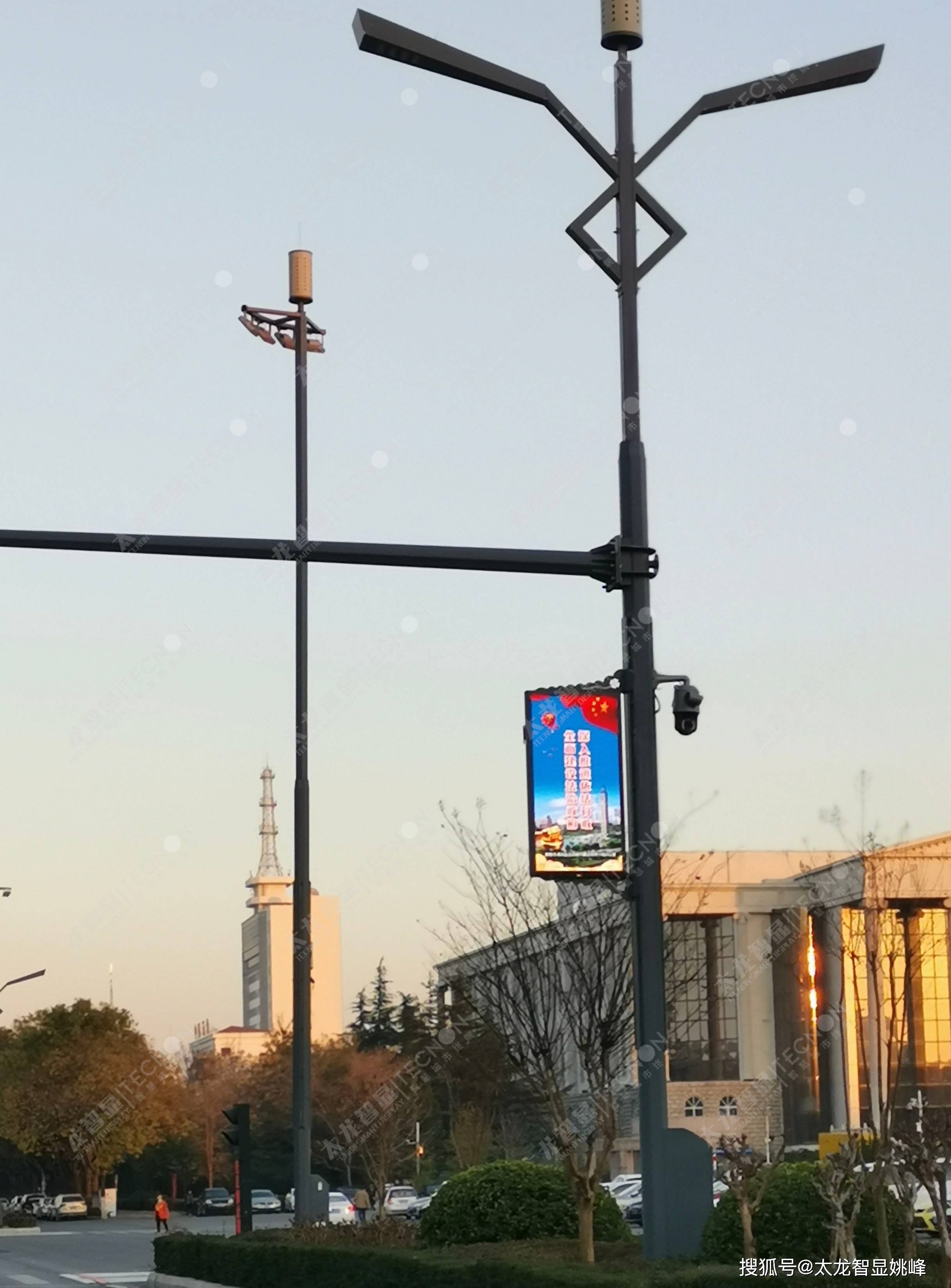 com除此之外,led灯杆屏所具备的画面高清高亮,集群控制,无延时的特点