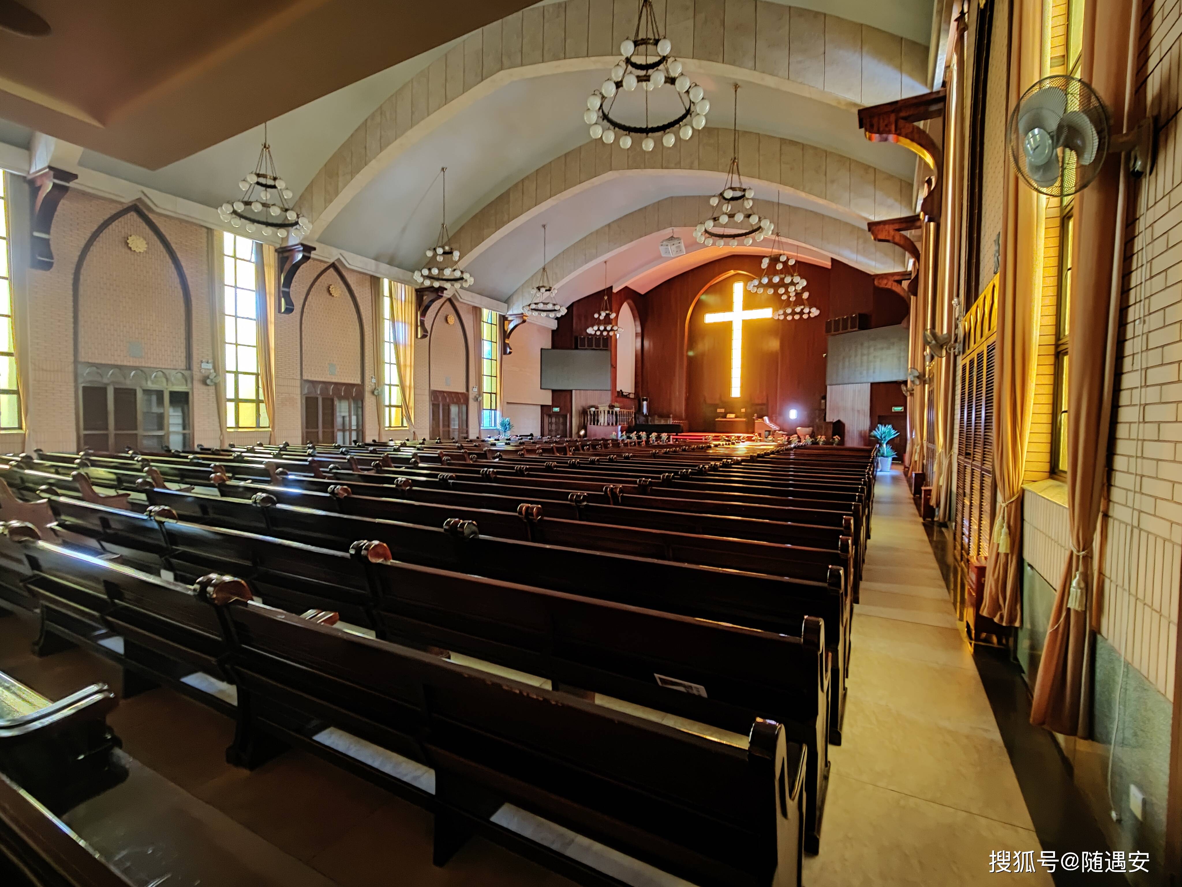 东边有杭州市基督教会鼓楼堂.