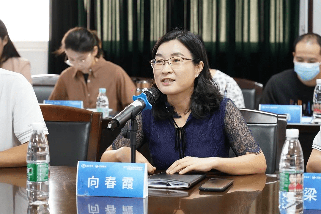 交流活动佛山市教育局信息中心正高级教师胡铁生老师,梁开中学副校长