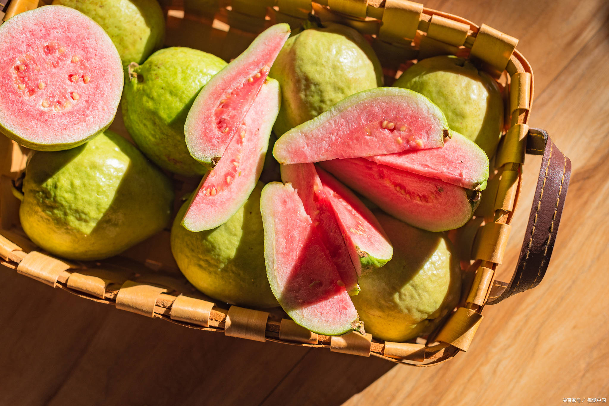 番石榴味道甘甜多汁,果肉柔滑,果心较少无籽,常吃可以补充人体所缺乏