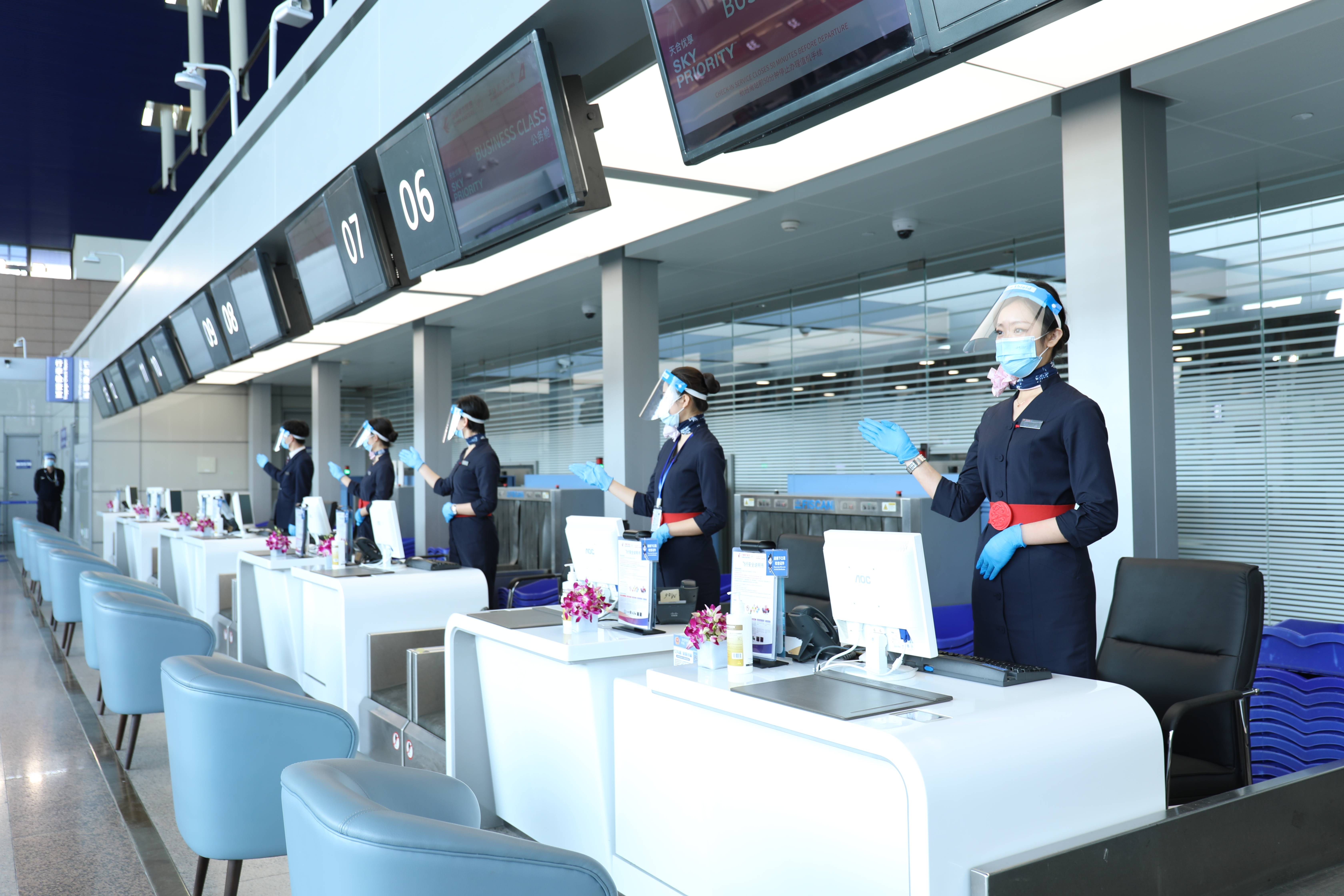 中国东航在上海浦东机场新开m岛高端值机区提供一站式服务