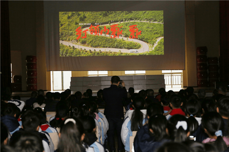 电影|常德市中小学“光影育人”座谈会暨德育电影《红领巾飘飘》首映礼在市六中举行