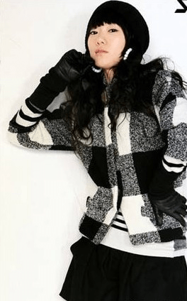 黑色 配上小短裙，就像可爱的小公主相同