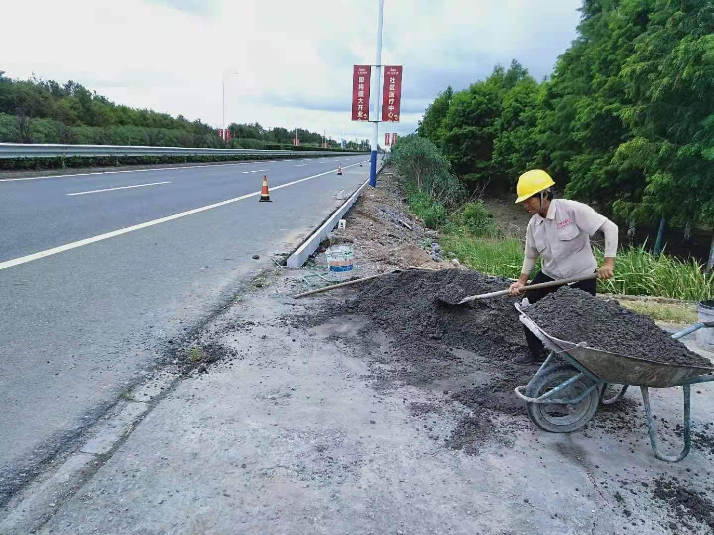 南部東西向的一條重要通道,始建於2006年,由於該路段土路肩噴灑除草劑