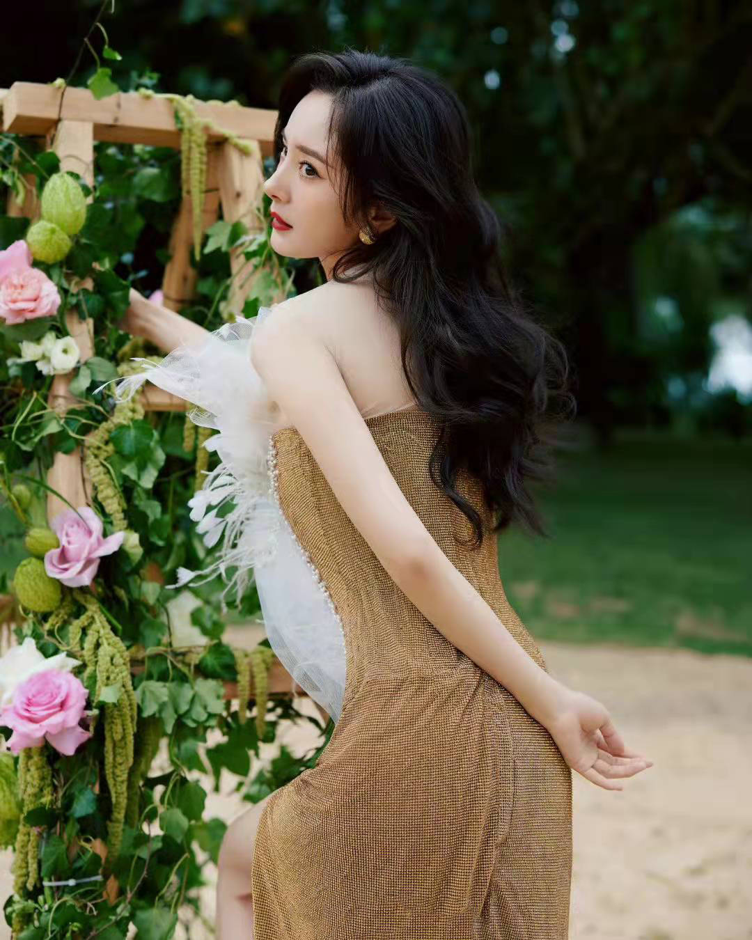 人间江苏五龙——人间尤物杨幂最新活动图，金色高领开叉裙尽显女性柔美！