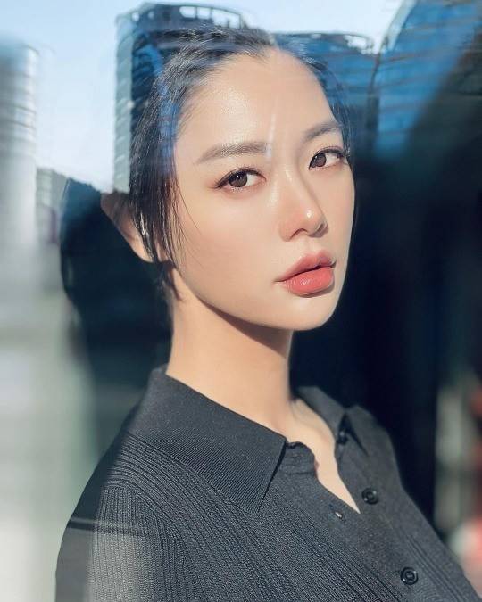韩国女艺人克拉拉clara晒怼脸拍写真展现蜜桃无瑕肌肤