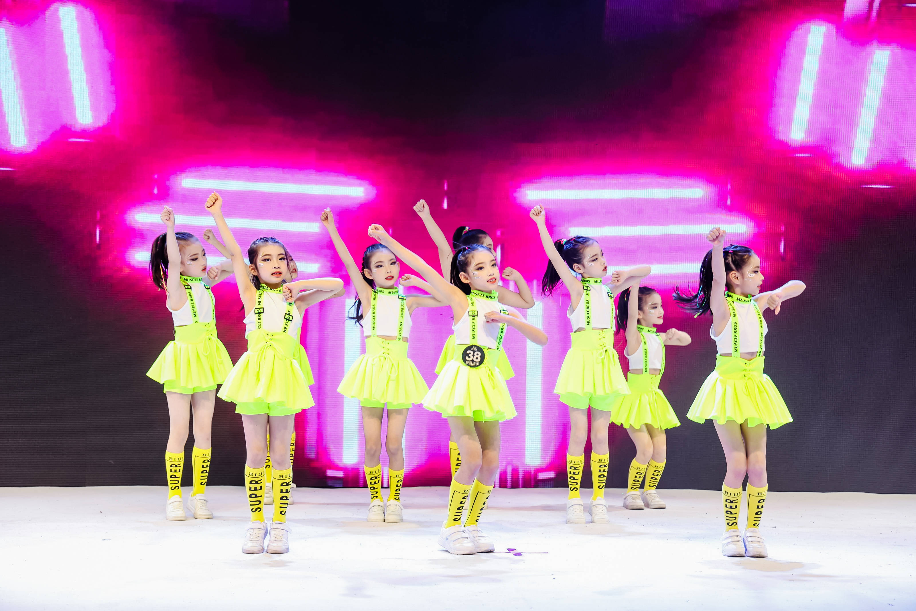 专访| 舞林新生代深圳人气之星 yes ok组合:努力奋斗,享受演出_舞蹈