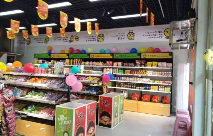 品牌|零食店如何应对行业竞争？“选址布局往街边走”