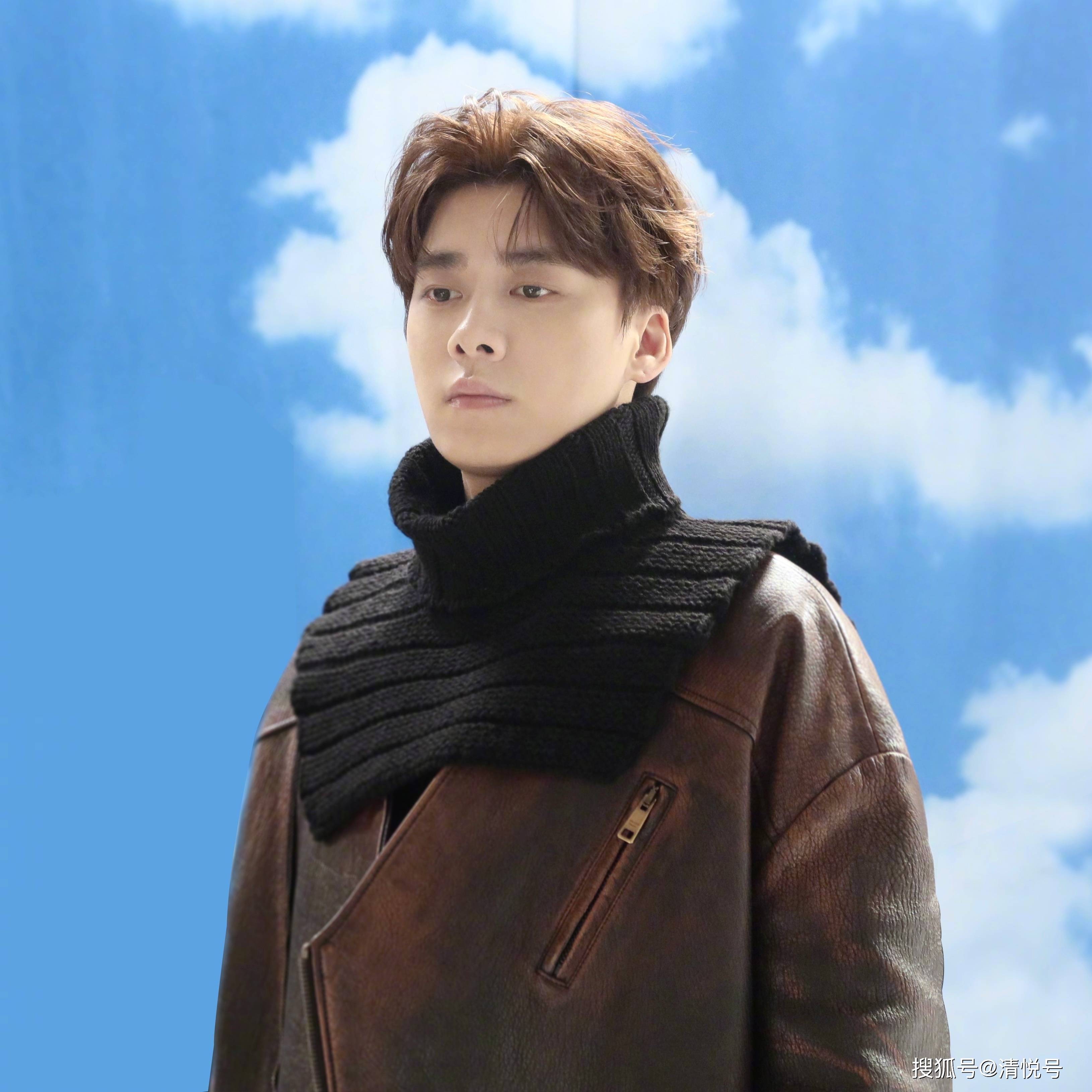 李易峰新年杂志大片,俊美型男的低调魅力_围巾_皮衣_西装