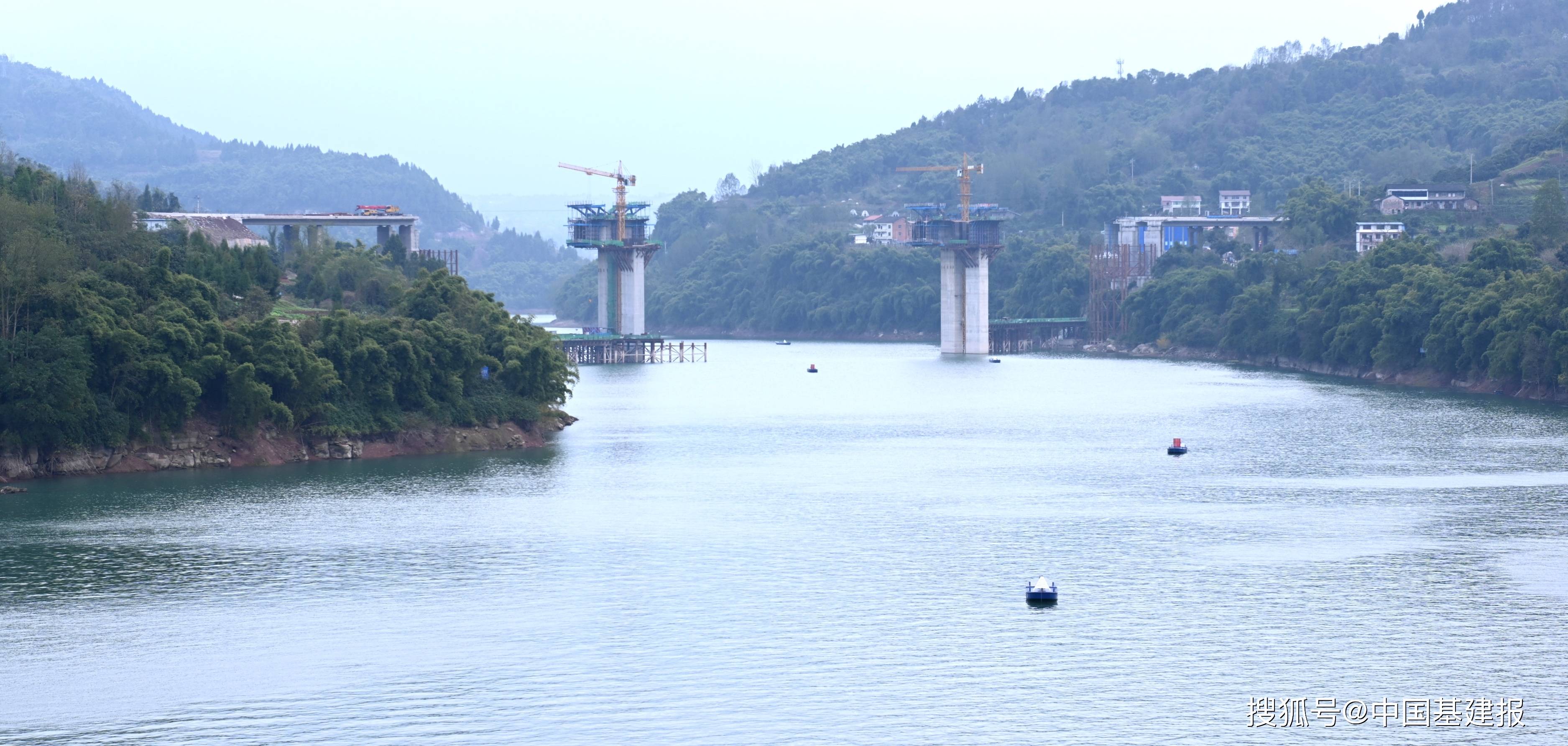 重庆市忠县东溪河大桥加紧施工