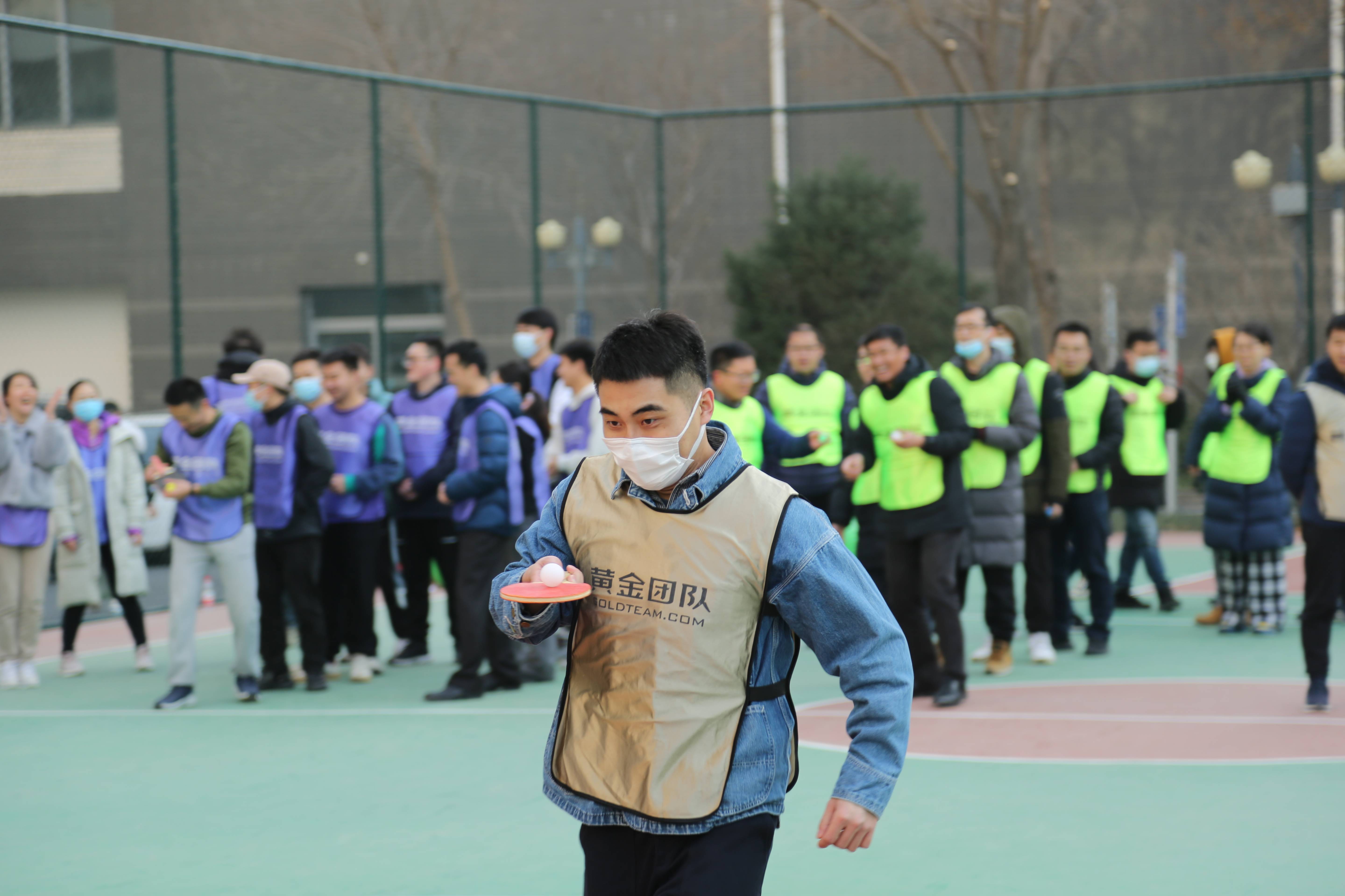 任务:队员们从起跑线跑向终点,在这同时,用乒乓球拍颠乒乓球,在乒乓球