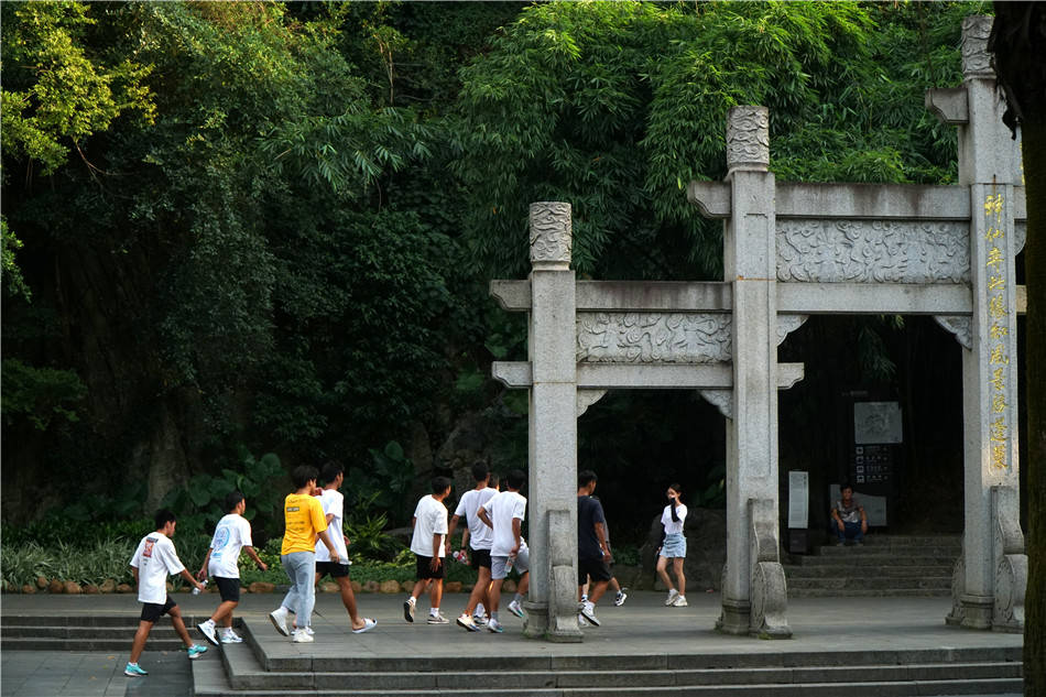 马鞍山|广西：柳州，山环水绕，宏阔博大的江，土山石峰相间中的城