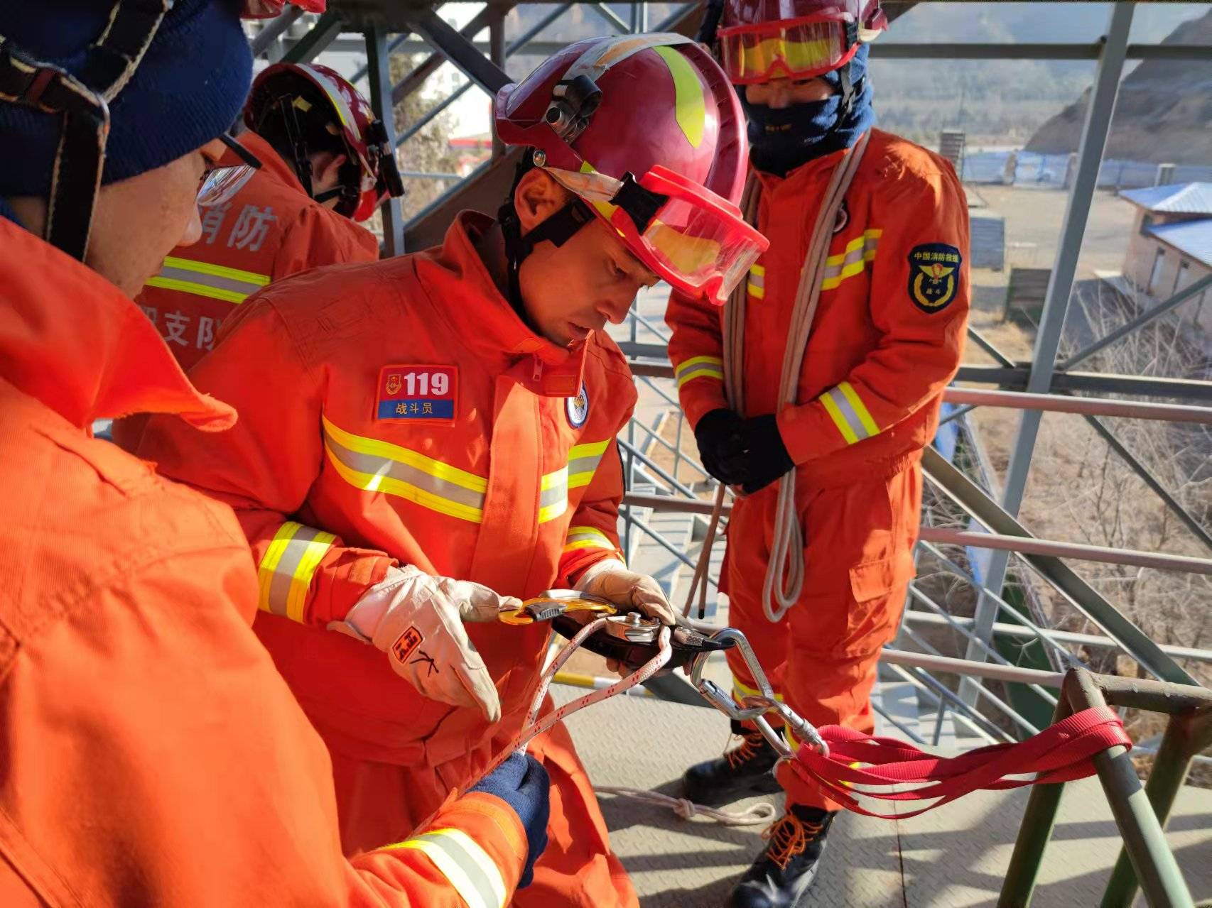 甘肃宁县消防救援大队开展倍力系统绳索救援训练