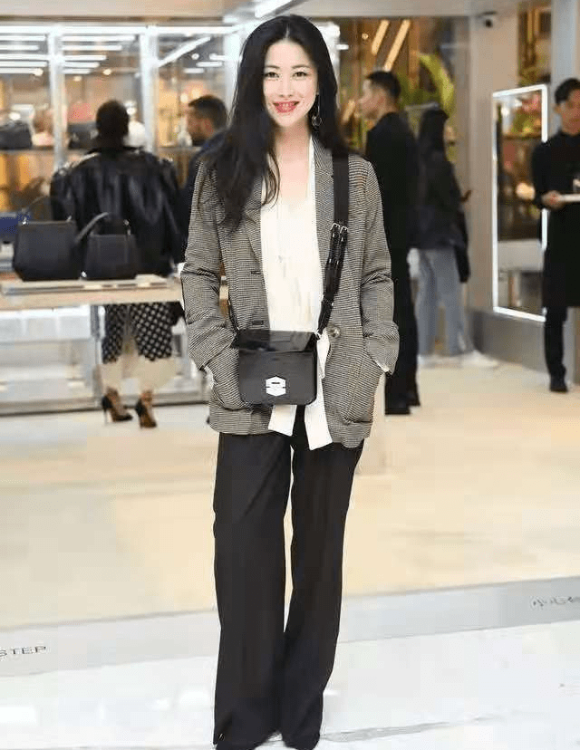 面孔 “全球最美面孔”朱珠尺度好大,穿吊带露背裙走红毯,真不怕走光