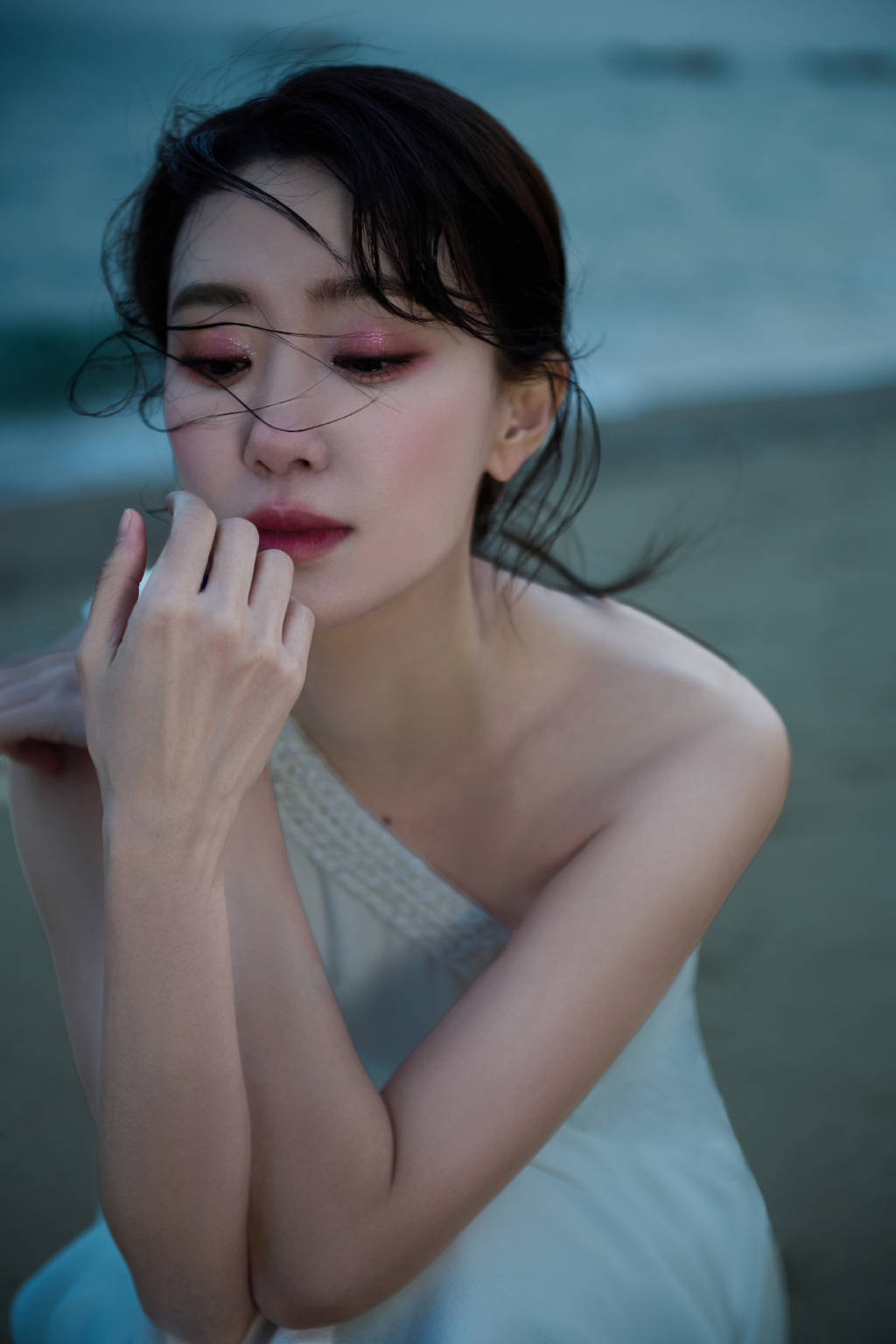 Vorlage: 张小斐穿白裙海边漫步 小露香肩美背气质慵懒迷人-搜狐大视野-搜狐新闻 张小斐穿白裙海边漫步 小露香肩美背气质慵懒迷人-搜狐大视野-搜狐新闻 Illustration