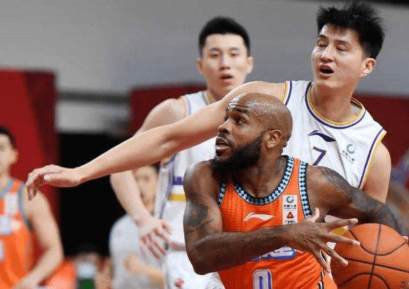 一战|疯狂出手31次只拿22分！CBA得分王被打回原形 他就是个大刷子